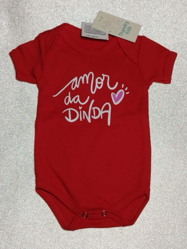 Body Temático Vermelho “Amor da Dinda” – Tamanho P - Imagem 3