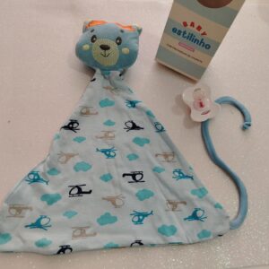 Naninha Ursinho Azul Baby Estilinho – 100% Algodão com Prendedor de Chupeta