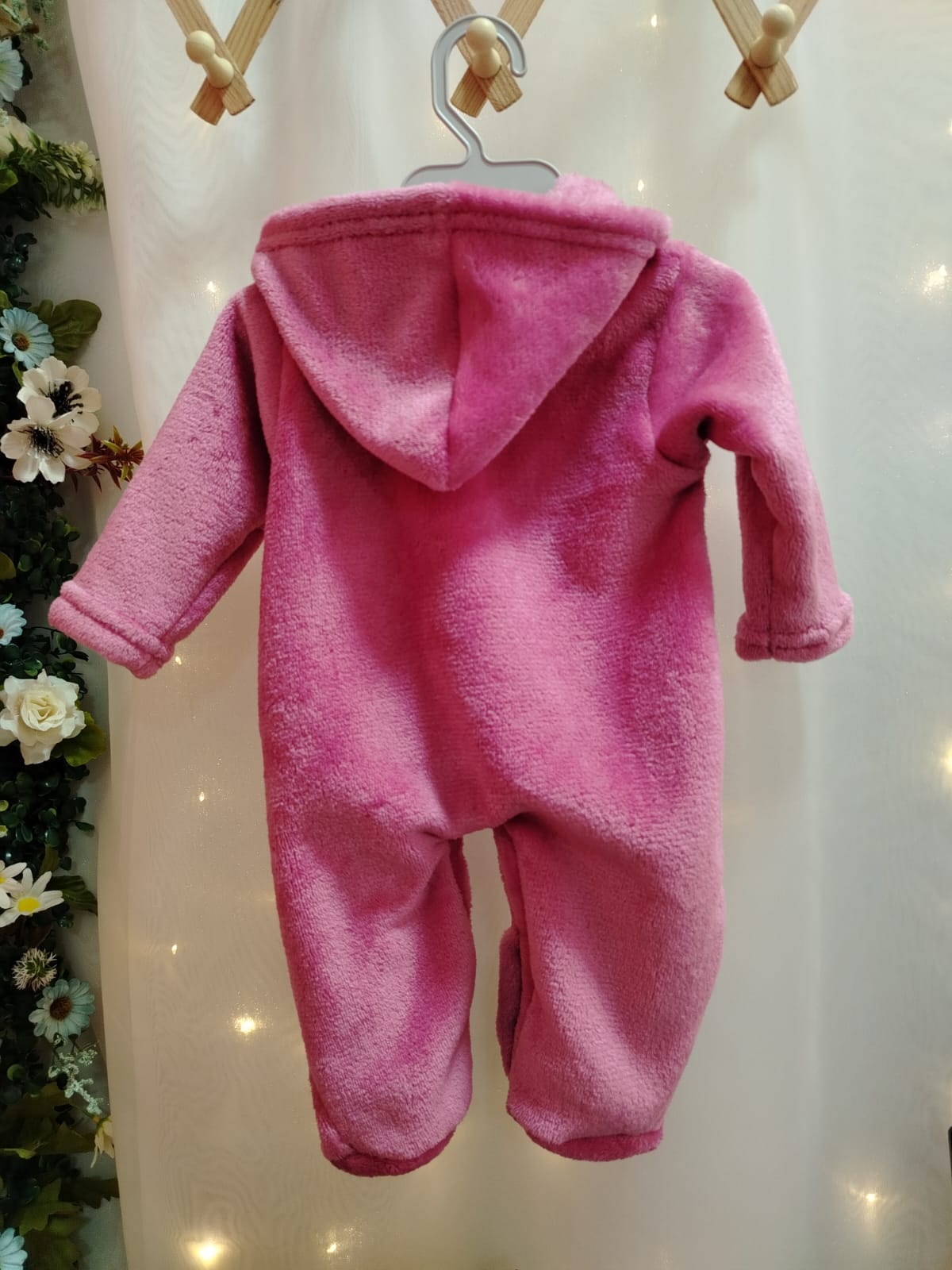 Macacão Plush Bebê com Capuz Cor:Rosa;Tamanho:RN( pode sofrer variações de tonalidades) - Imagem 3