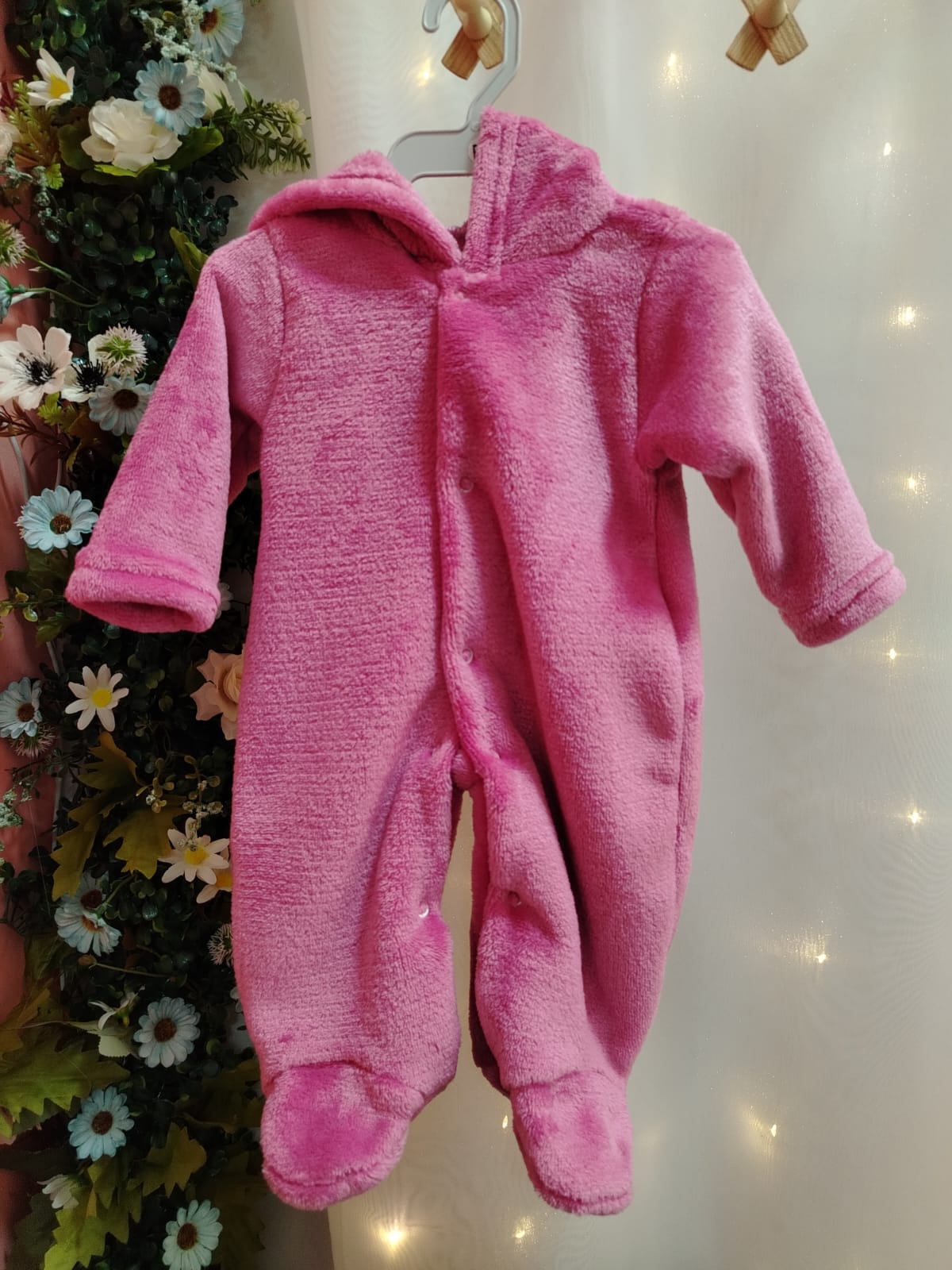 Macacão Plush Bebê com Capuz Cor:Rosa;Tamanho:RN( pode sofrer variações de tonalidades) - Imagem 2