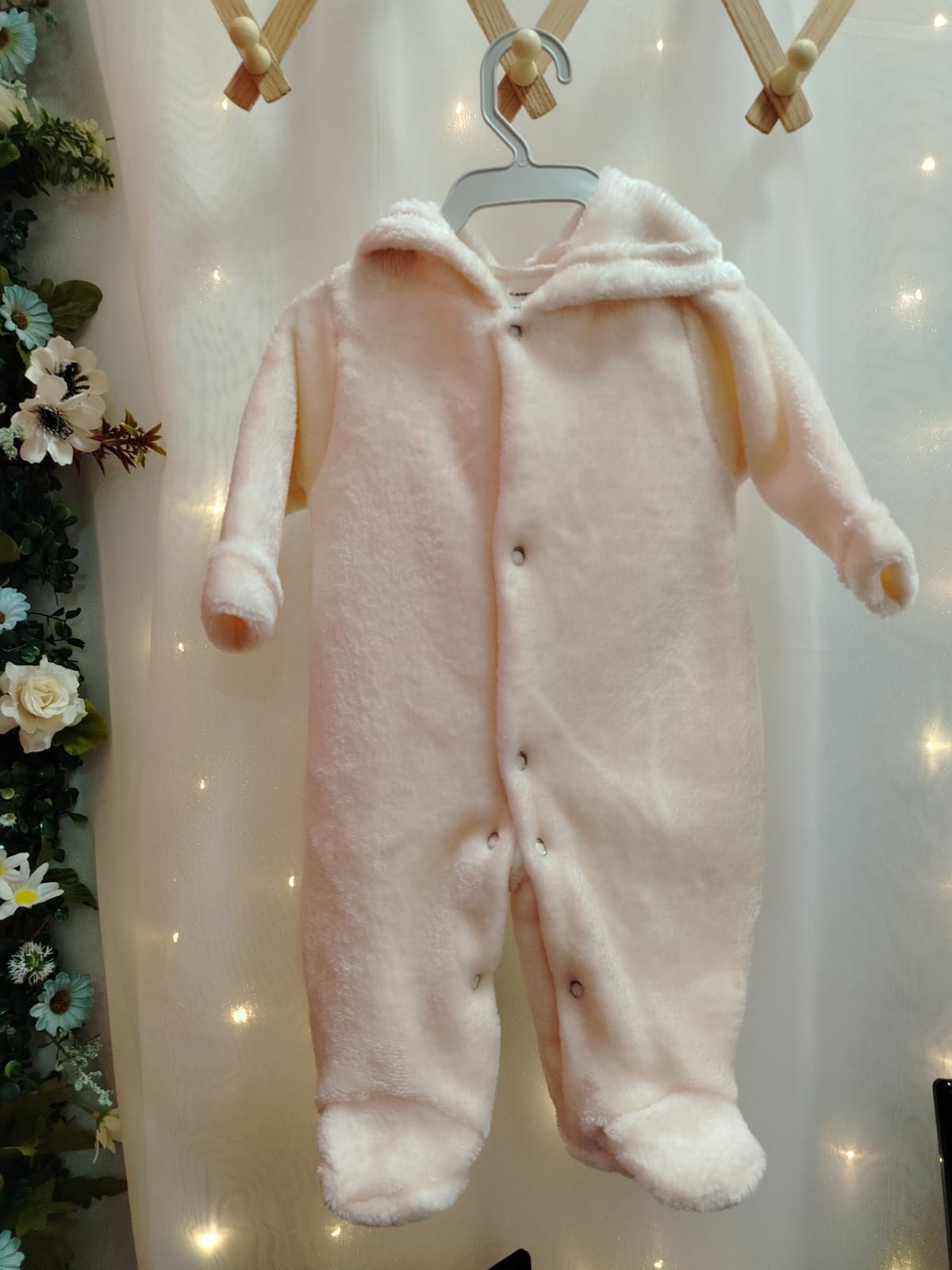 Macacão Plush Bebê com Capuz Cor:Off White;Tamanho:RN - Imagem 2