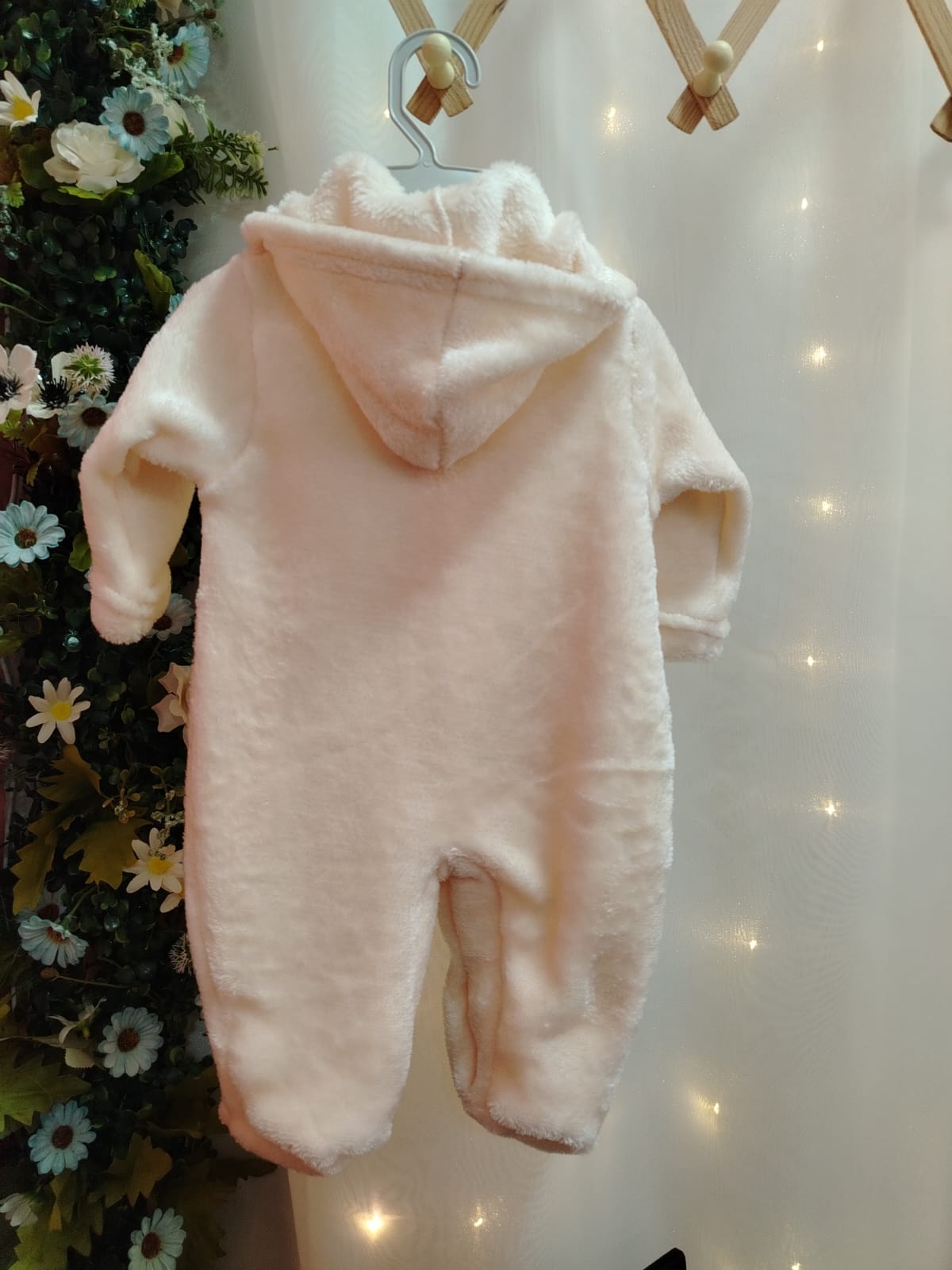 Macacão Plush Bebê com Capuz Cor:Off White;Tamanho:RN - Imagem 3