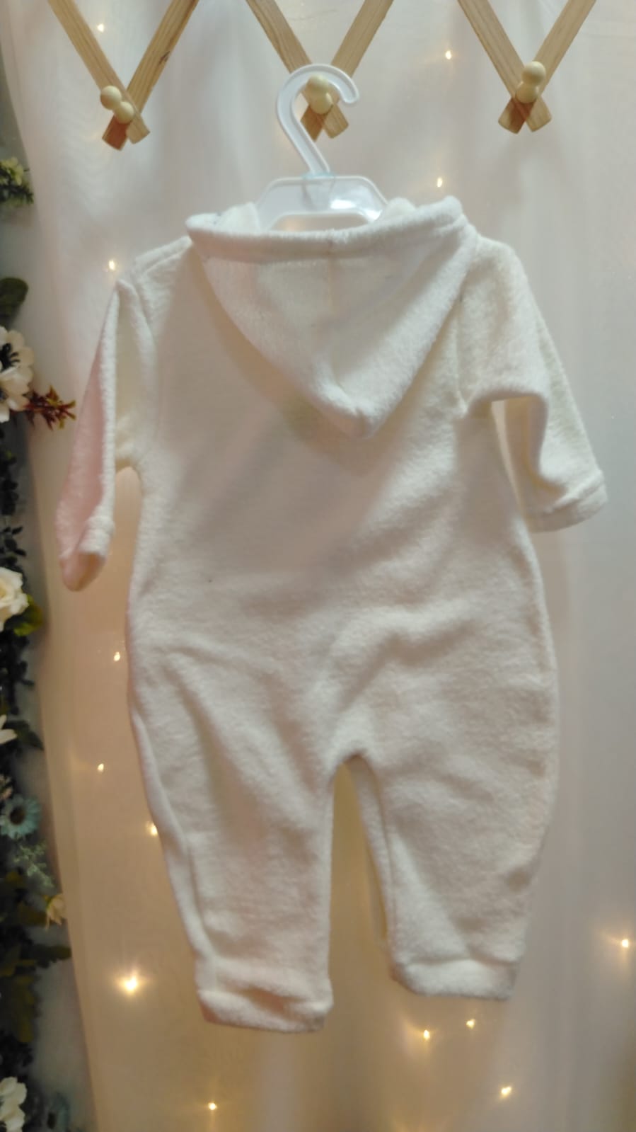 Macacão Plush Bebê com Capuz Cor:Off White;Tamanho:G - Imagem 3