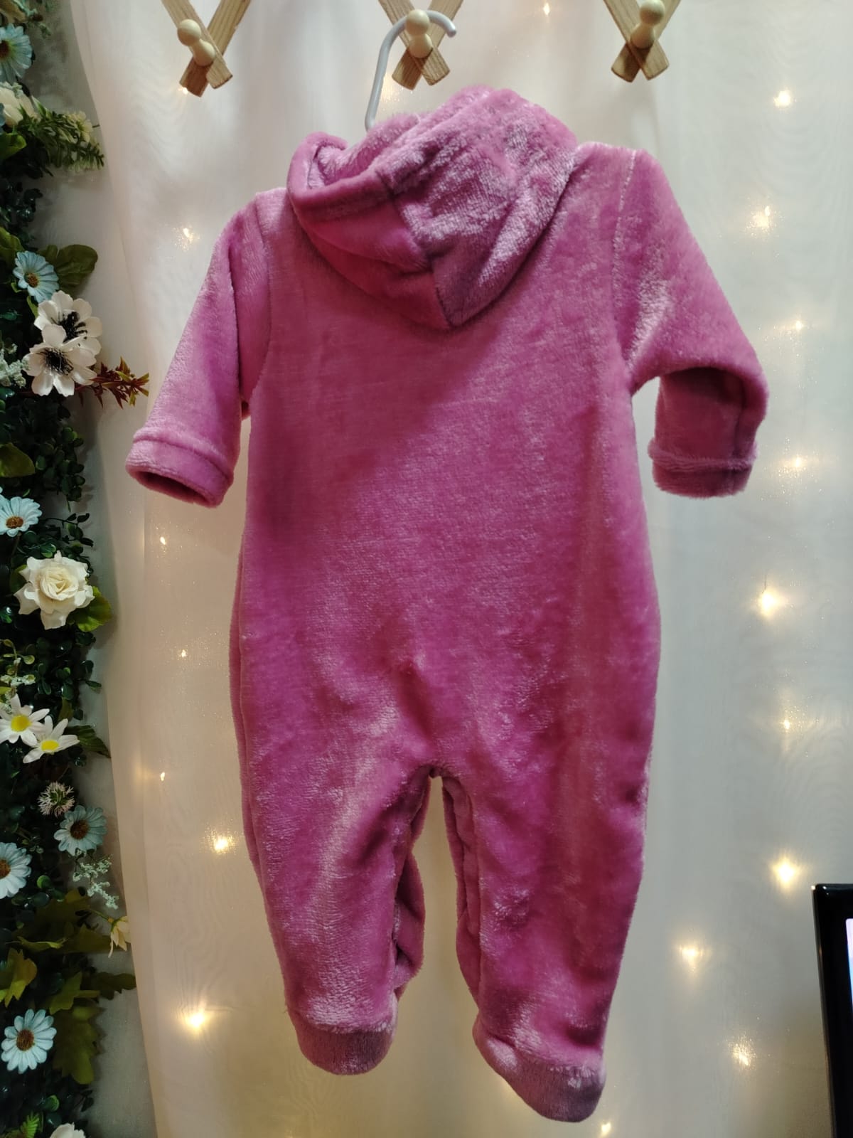 Macacão Plush Bebê com Capuz Cor:Rosa;Tamanho:G ( pode sofrer variações de tonalidades) - Imagem 3