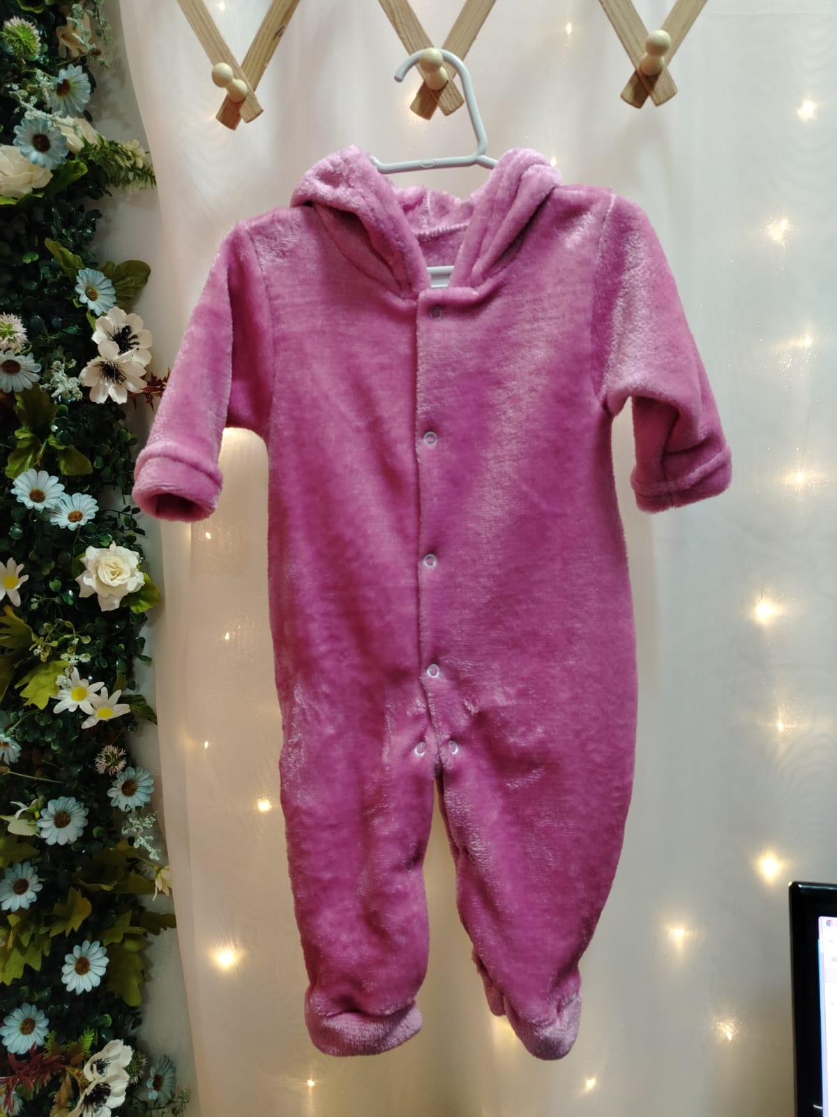 Macacão Plush Bebê com Capuz Cor:Rosa;Tamanho:G ( pode sofrer variações de tonalidades) - Imagem 2