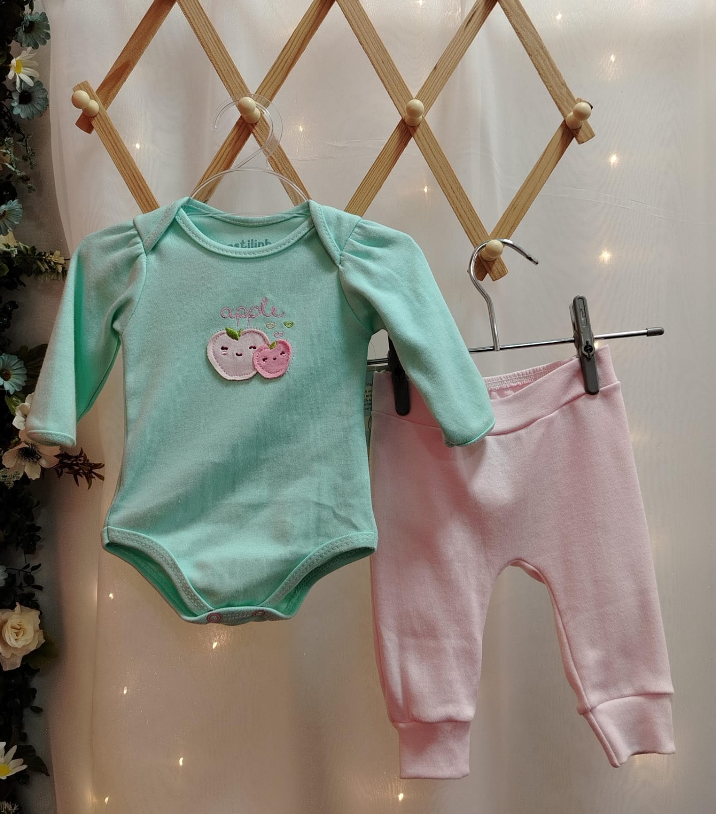 Conjunto Bebê Estilinho Body Manga Longa Verde Maçã e Mijão Rosa com Bordado no Bumbum 100% Algodão Tamanho RN - Imagem 2