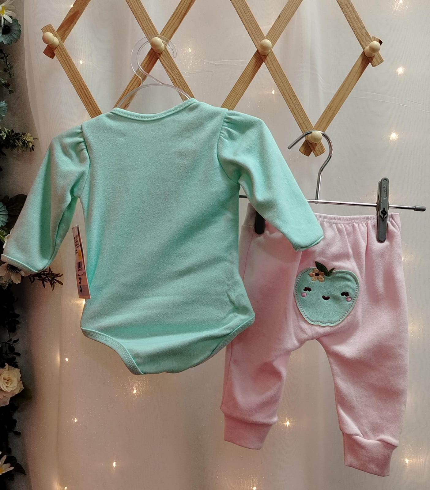Conjunto Bebê Estilinho Body Manga Longa Verde Maçã e Mijão Rosa com Bordado no Bumbum 100% Algodão Tamanho RN - Imagem 3