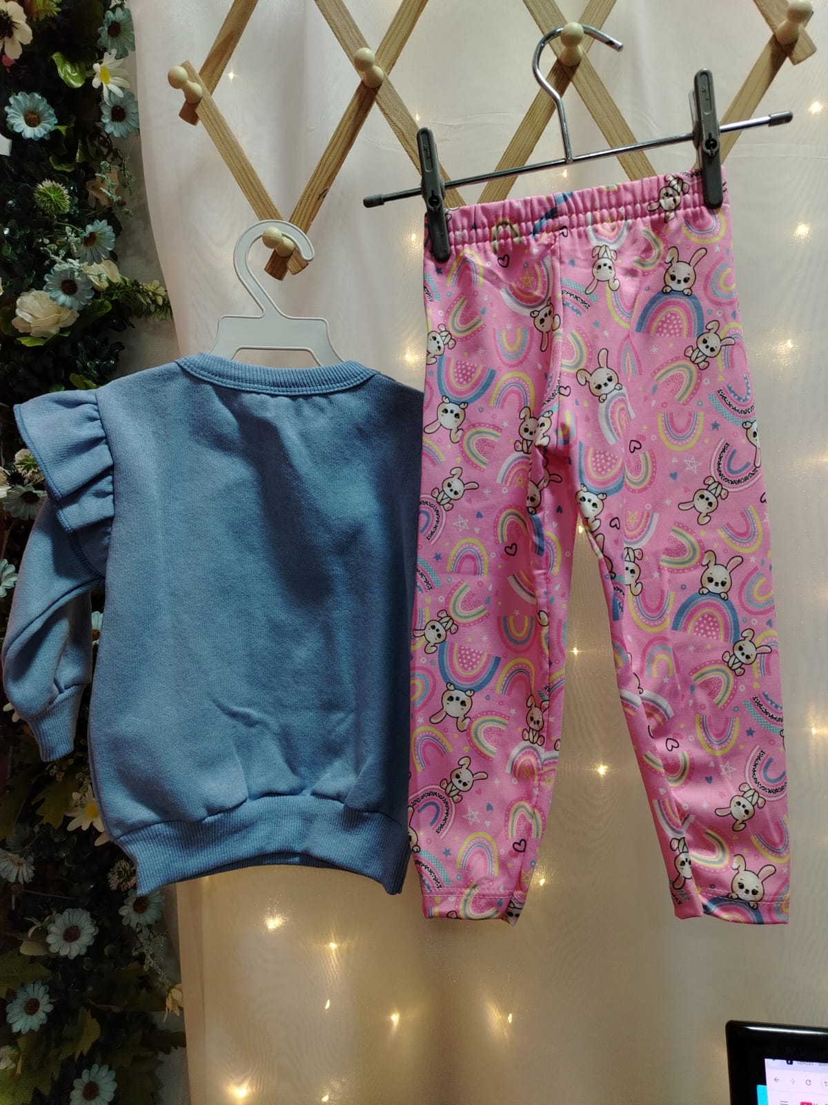 CONJ BLUSA C/ BABADO E CALCA ESTAMPADA 30533B Tamanho M - Imagem 3