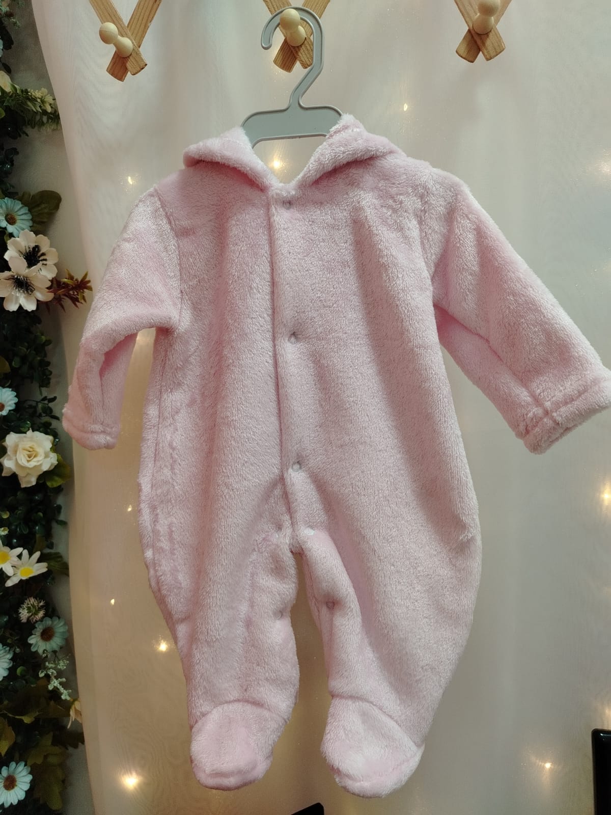 Macacão Plush Bebê com Capuz Cor:Rosa claro;Tamanho:M ( pode sofrer variações de tonalidades) - Imagem 2