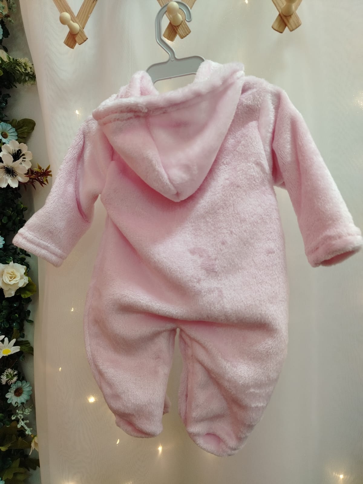 Macacão Plush Bebê com Capuz Cor:Rosa claro;Tamanho:M ( pode sofrer variações de tonalidades) - Imagem 3