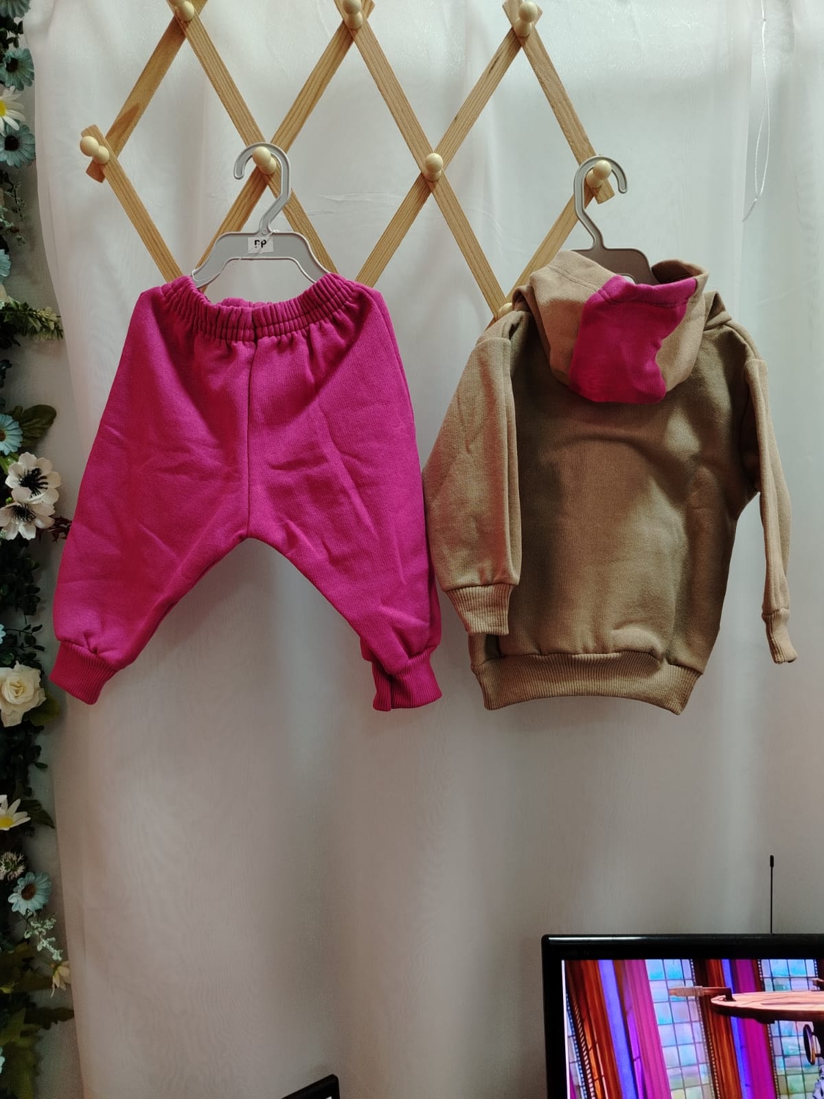 CONJ BLUSA CAPUZ BOLSO CANGURU E CALCA 30534B tamanho P - Imagem 3