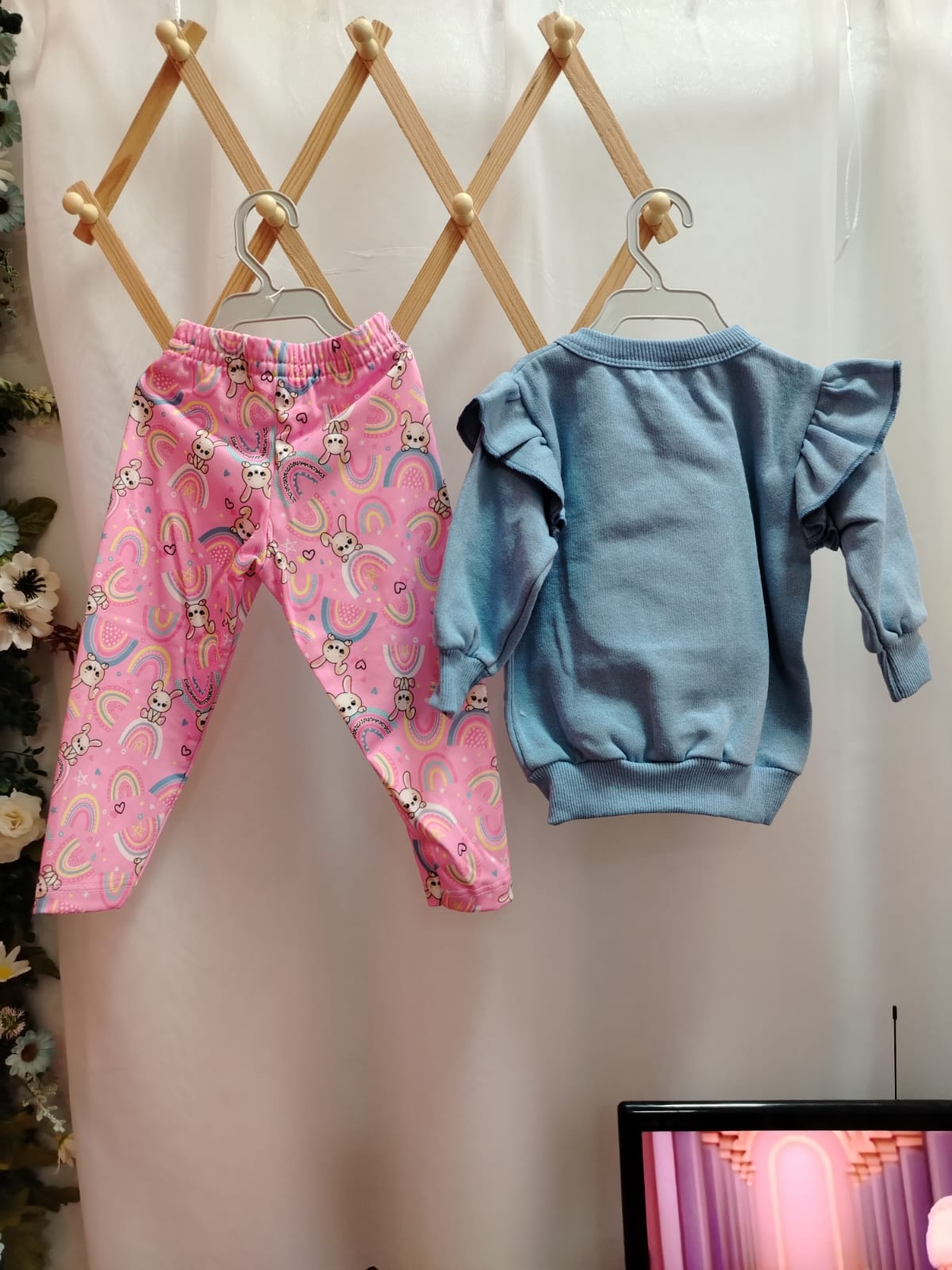 CONJ BLUSA C/ BABADO E CALCA ESTAMPADA 30533B Tamanho P - Imagem 3