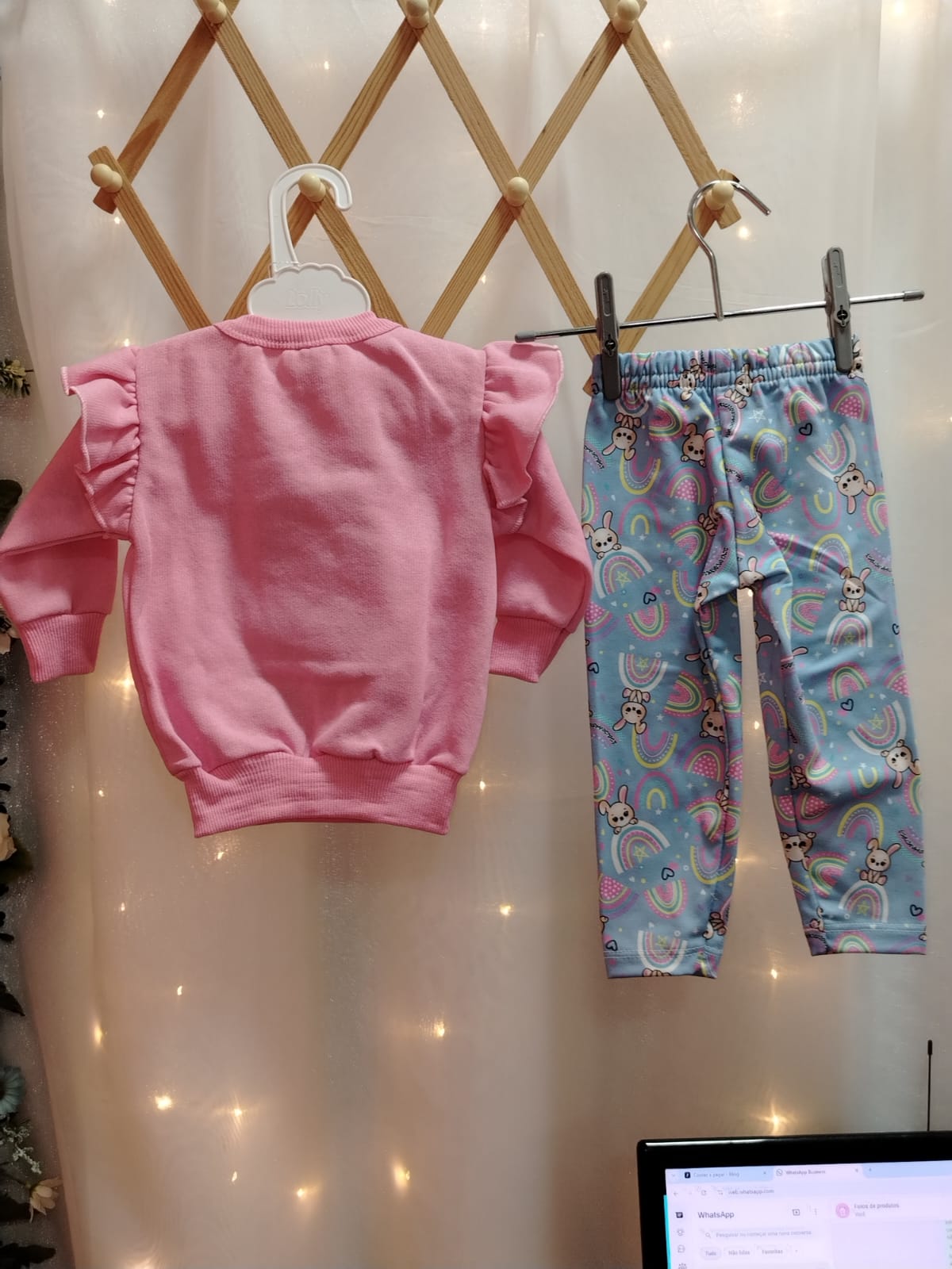 CONJ BLUSA C/ BABADO E CALCA ESTAMPADA 30533B Tamanho P - Imagem 2