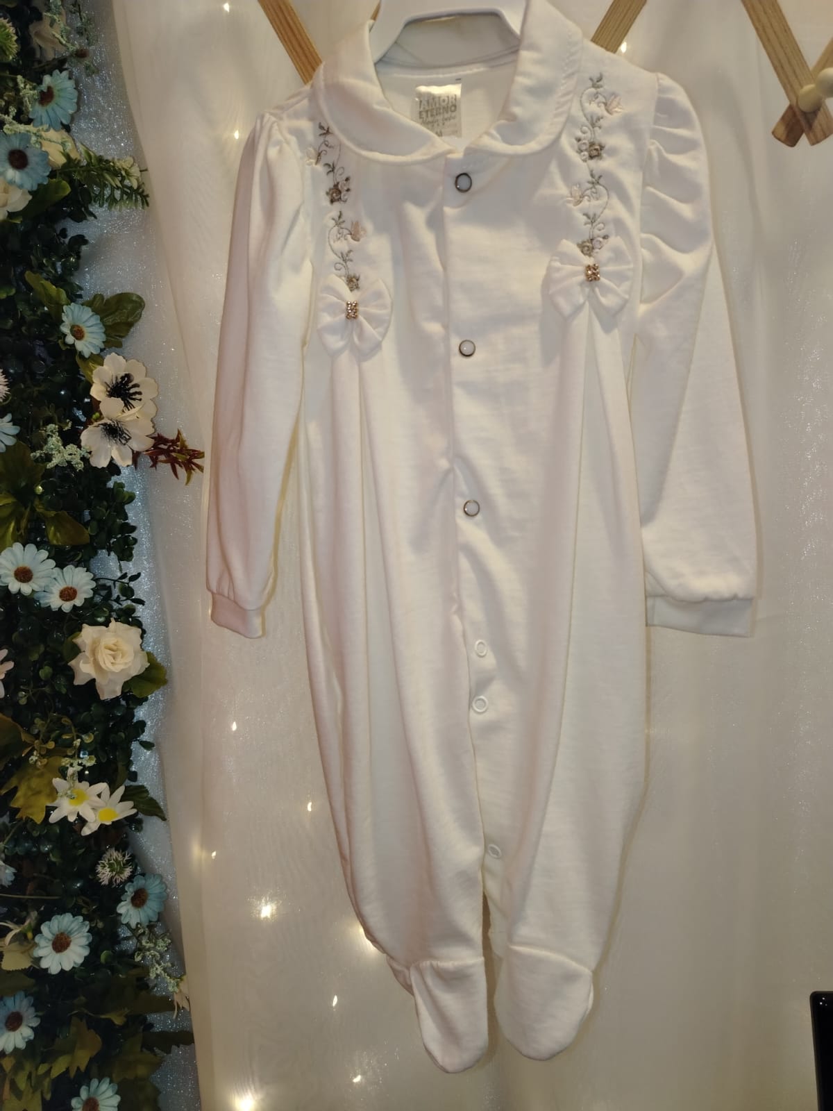 Macacão Longo Feminino Off White Bordado Floral com Laços Amor Eterno Ref. 7000 Tam M - Imagem 2