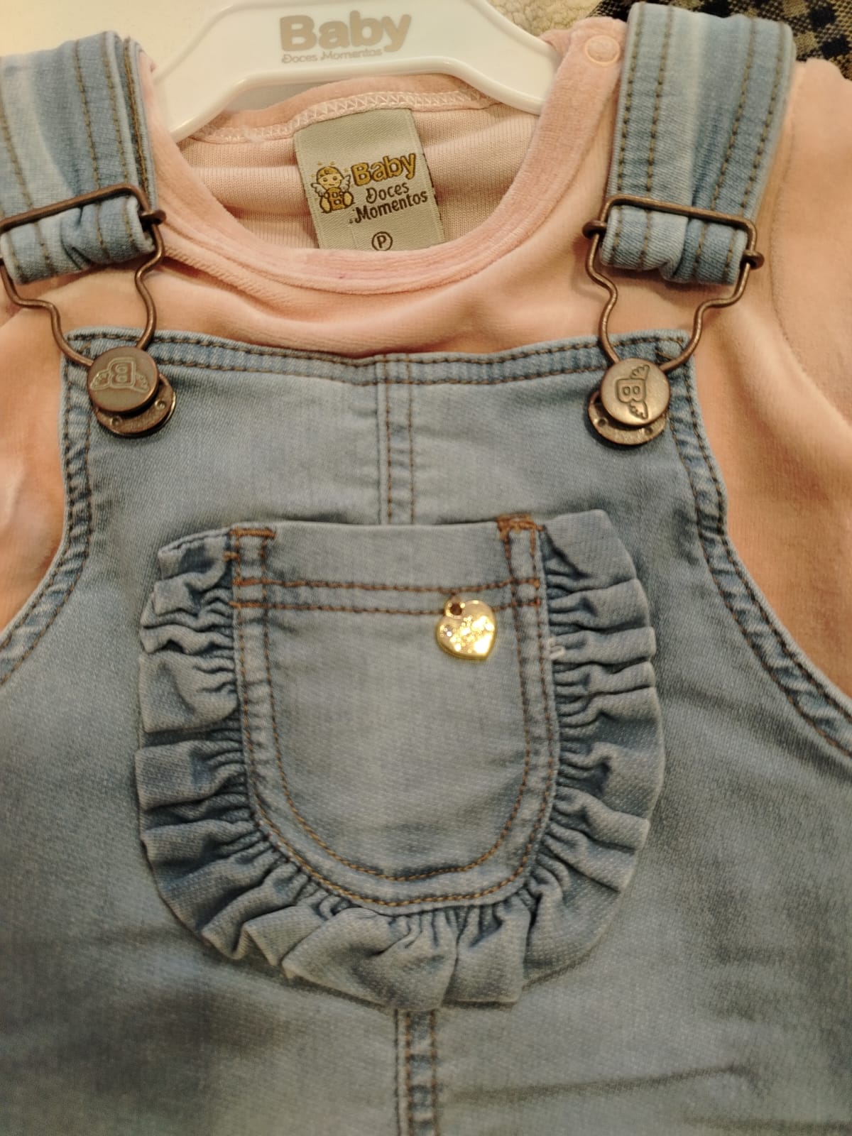 Conjunto bebê Jardineira Jeans e Blusa Plush Rosa Baby Doces Momentos Ref. 6964 Tam P - Imagem 4