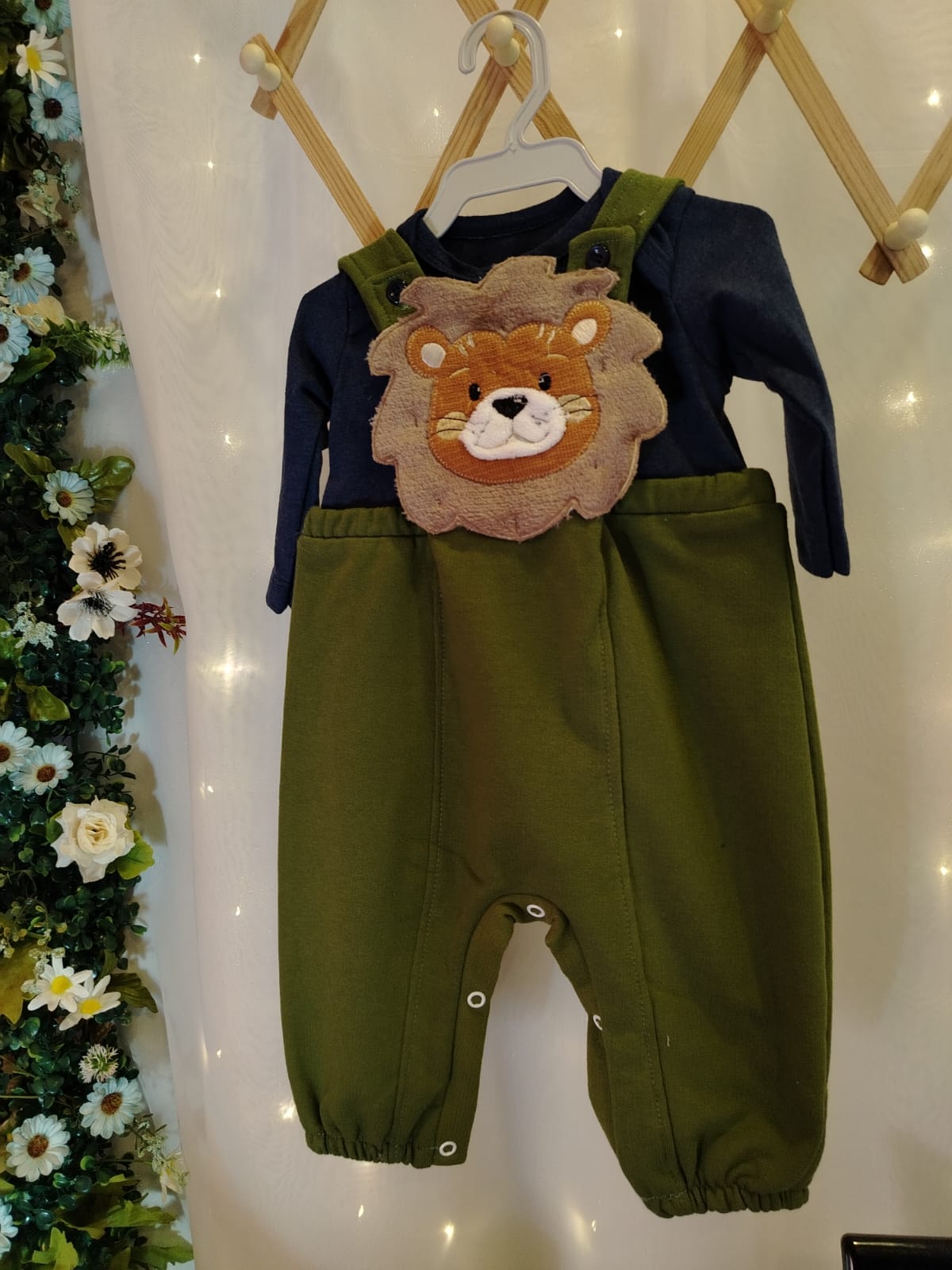 Conjunto Jardineira Bebê Leãozinho Verde Militar com Body Manu Baby Ref. 031 Tam P - Imagem 3