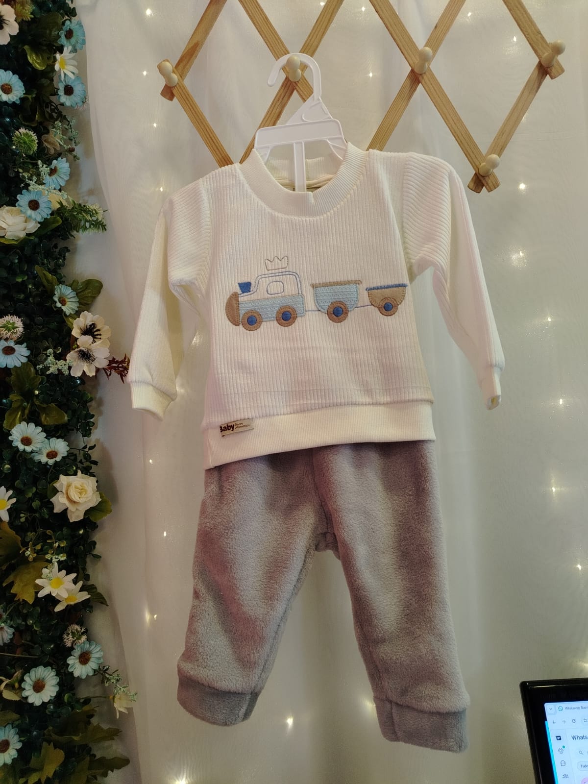 Conjunto bebê Plush Trenzinho Off-White e Cinza Baby Doces Momentos Ref. 6882 Tam P - Imagem 2
