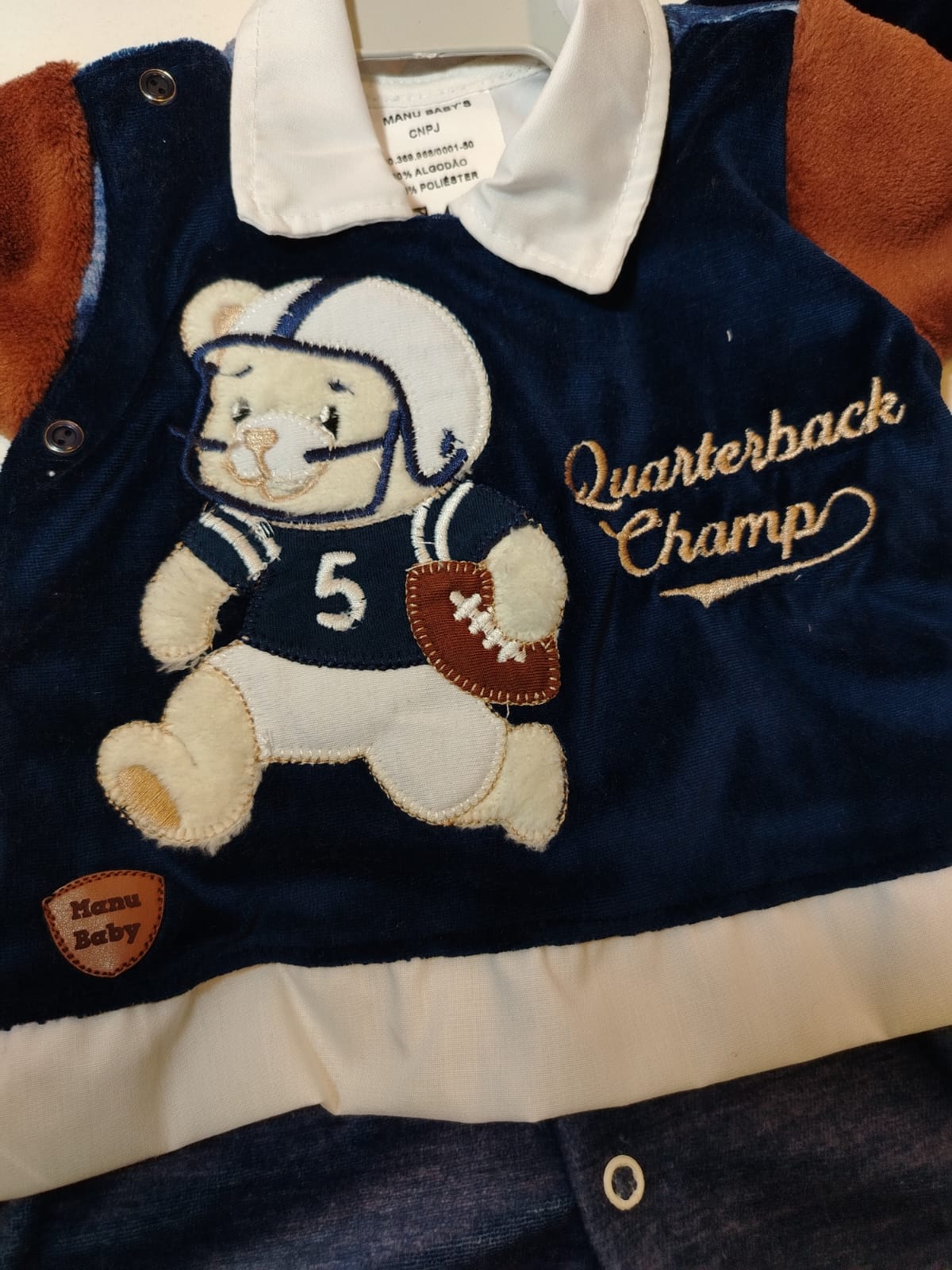Macacão bebê Plush Sport 'Quarterback Champ' Manu Baby's Ref. 180 Tam M - Imagem 3