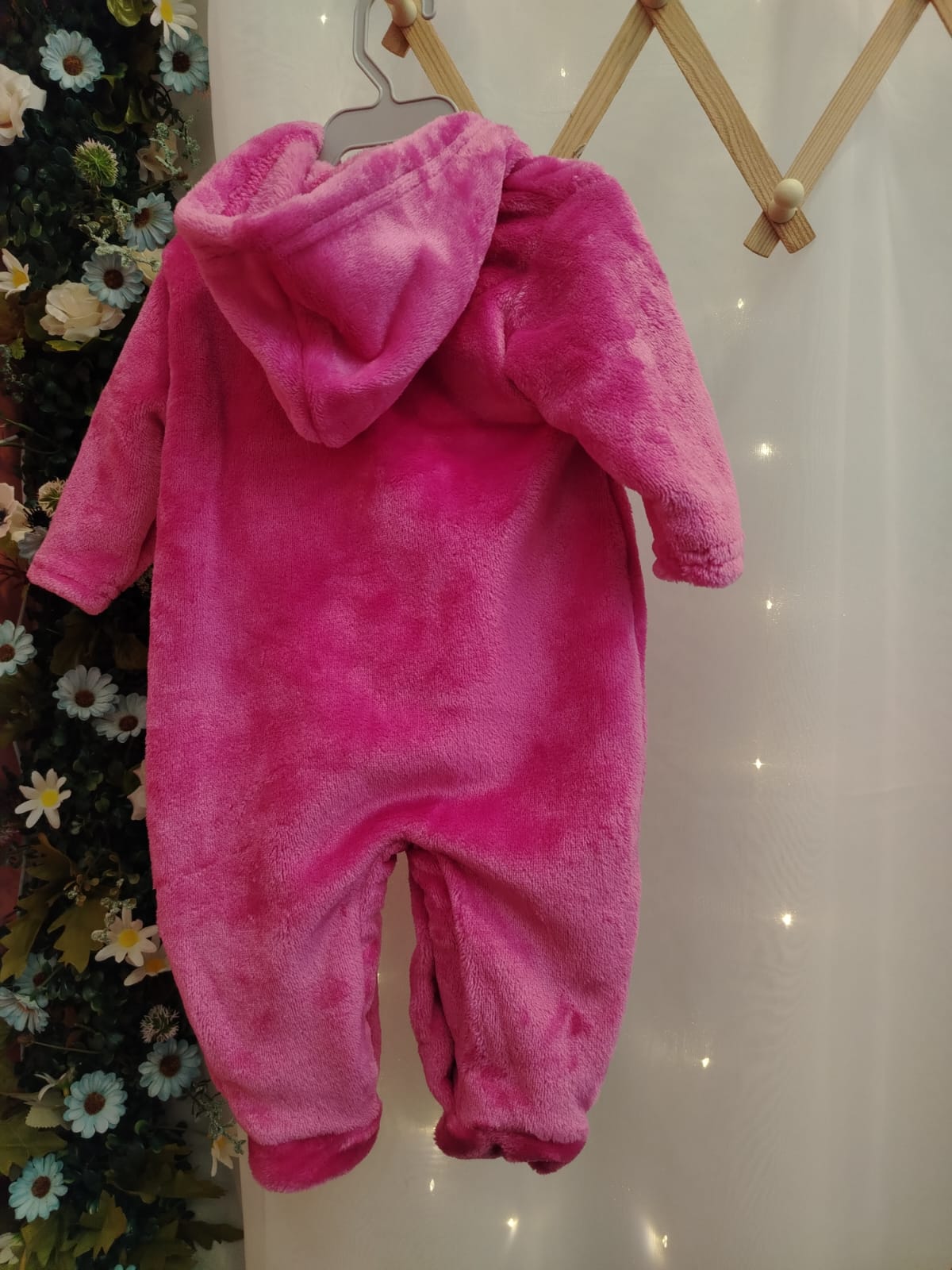 Macacão Plush Bebê com Capuz Cor:Rosa escuro;Tamanho:M( pode sofrer variações de tonalidades) - Imagem 3