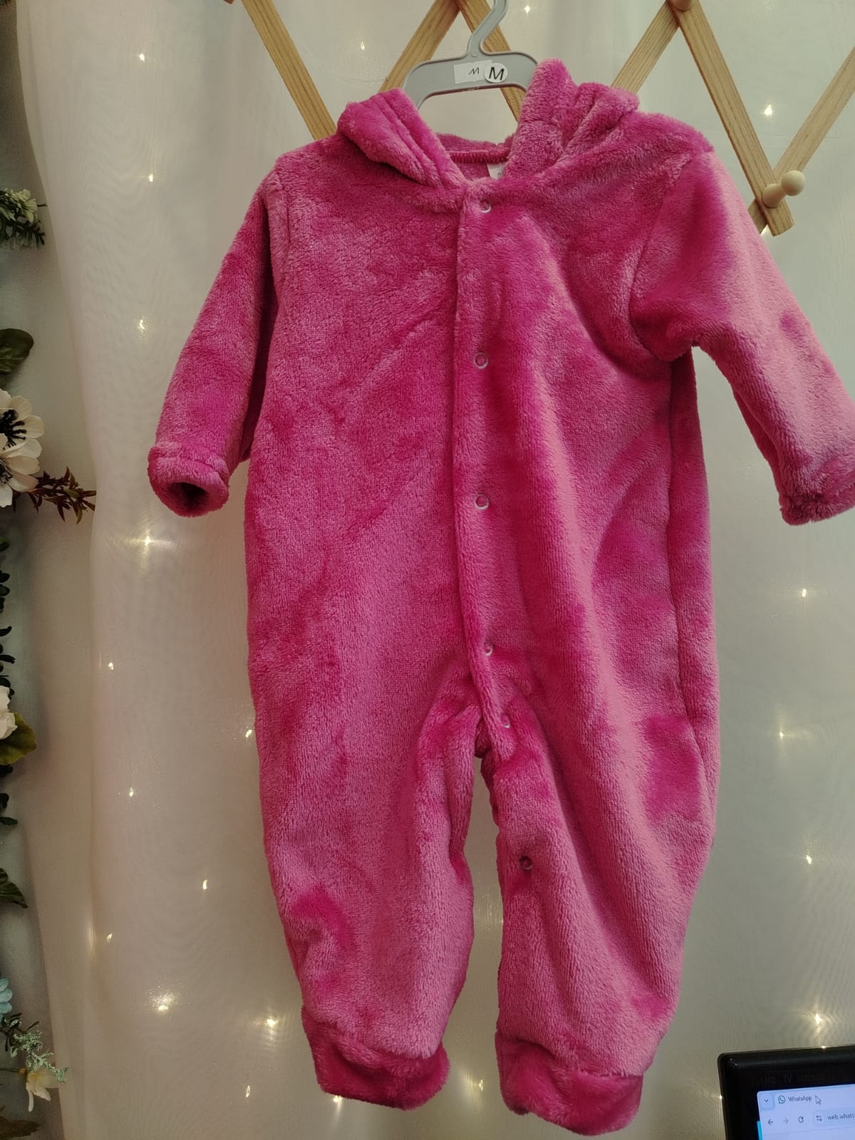 Macacão Plush Bebê com Capuz Cor:Rosa escuro;Tamanho:M( pode sofrer variações de tonalidades) - Imagem 2